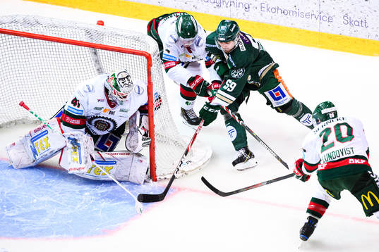 Färjestads Linus Johansson oroar framför Frölundas