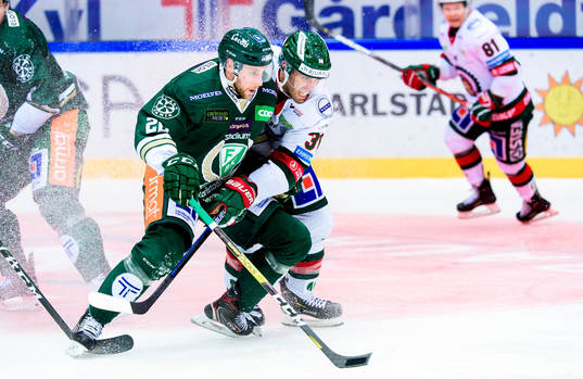 Färjestads Per Åslund och Frölundas Brandon Gormley