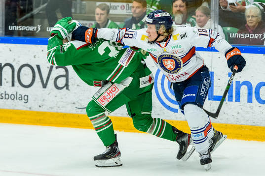 Växjös Marcus Sylvegård  delar ut ett slag mot Rögles