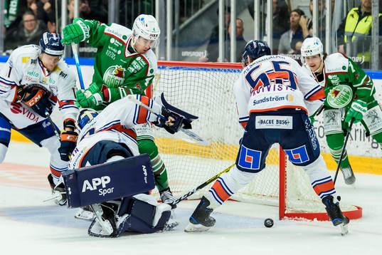 Rögles Kodie Curran oroar framför Växjös målvakt