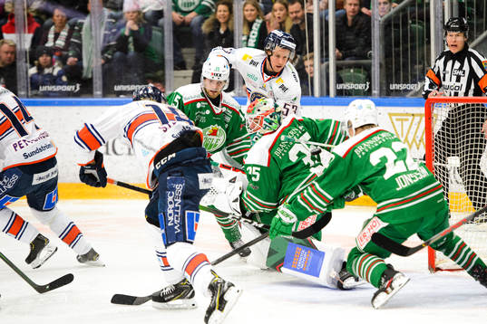 Växjös Marcus Sylvegård oroar framför Rögles målvakt