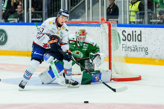 Växjös Marcus Paulsson framför Rögles målvakt Roman