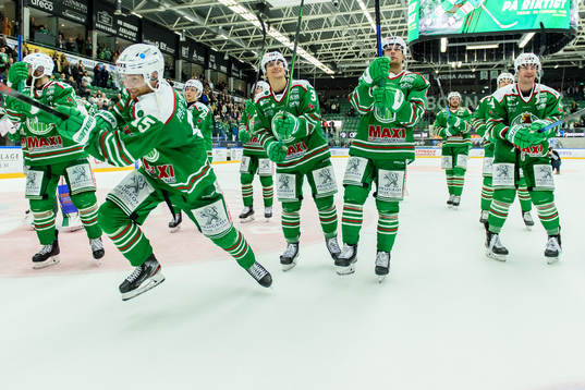 Rögle spelarna jublar