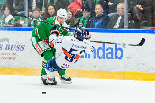 Rögles Erlend Lesund  tacklar Växjös Marcus Paulsson