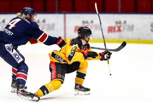 Linköpings Samuel Lofquist hakar Luleås Jesper Sellgren