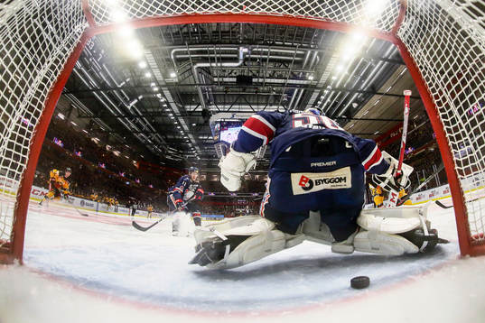 Mål 0-1 förbi Linköpings målvakt Jonas Gustavsson