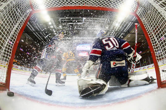 Mål 0-1 förbi Linköpings målvakt Jonas Gustavsson