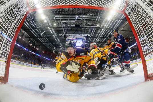 Luleås Oscar Engsund försöker stoppa pucken vid mål 1-1