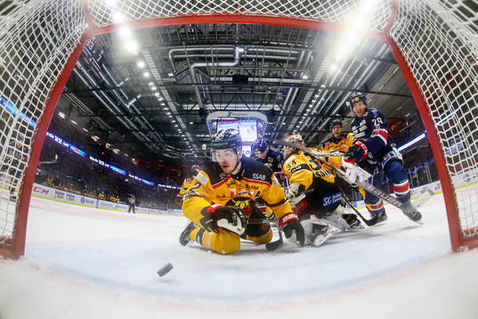 Luleås Oscar Engsund försöker stoppa pucken vid mål 1-1