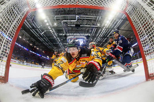 Luleås Oscar Engsund försöker stoppa pucken vid mål 1-1