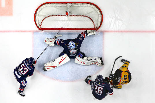 Räddning av Linköpings målvakt Jonas Gustavsson