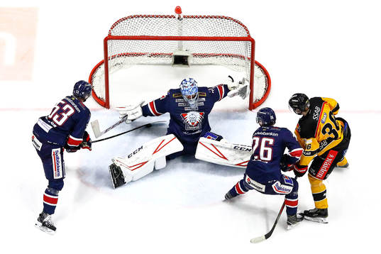 Räddning av Linköpings målvakt Jonas Gustavsson