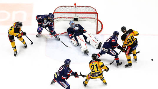 Räddning av Linköpings målvakt Jonas Gustavsson