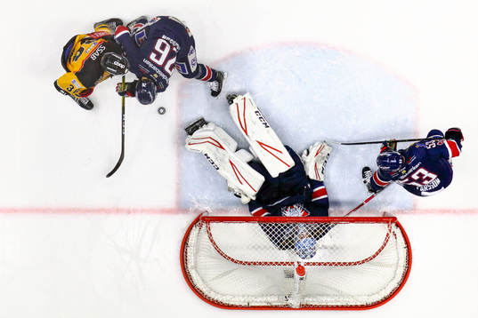 Räddning av Linköpings målvakt Jonas Gustavsson