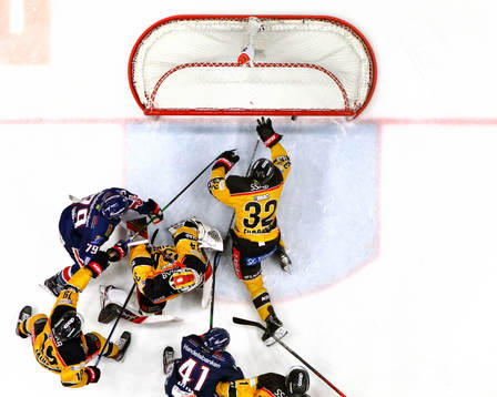 Luleås Oscar Engsund försöker stoppa pucken vid mål 1-1
