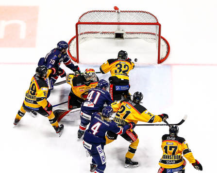 Luleås Oscar Engsund försöker stoppa pucken vid mål 1-1