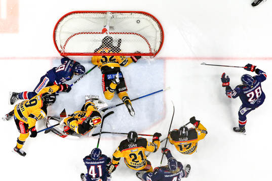 Luleås Oscar Engsund försöker stoppa pucken vid mål 1-1
