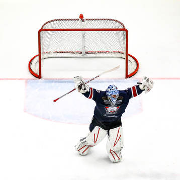 Linköpings målvakt Jonas Gustavsson jublar