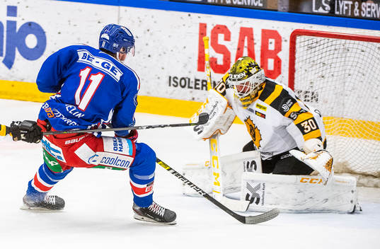 Oskarshamns Joakim Thelin och Skellefteås målvakt Gustaf
