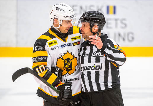 Skellefteås Joakim Lindström reagerar över ett domslut