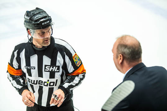 Domare Patrik Sjöberg och Oskarshamns tränare Per-Erik