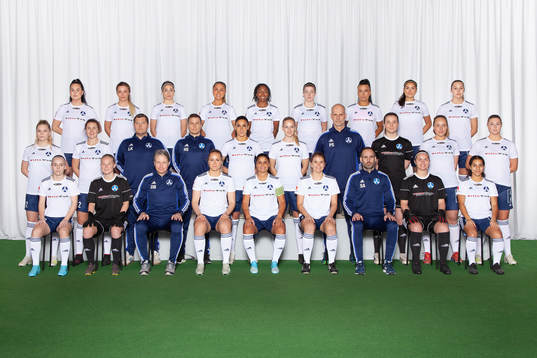 Linda Nieminen, Emylinah Elvhage, Jennie Hällström, Marie Segerholm, Isabella Praneetphonkrang, Ylva Rodriguez Tidevall, Jennifer Söderström, Amanda Frank, Victoria Heikfolk. Mittenledet från vänster: Moa Liwendahl, Johanna Engberg, lagledare Larry Koont, assisterande tränare Henrik Söderlund, Maria Poli, Fia Jonsson, målvaktstränare Peter Salomonsson, Elsa Netz, Alice Ahlberg, Zabrina Koont. Sittande från vänster: Magda Le Therisien, Isabelle Granlund, huvudtränare Daniel Bjerkén, Linnéa Rimeika, Violina Naoum, Hanna Fix, sportchef Stefan Aletorn, Caroline Malmliden, Naomi Okhiria.
