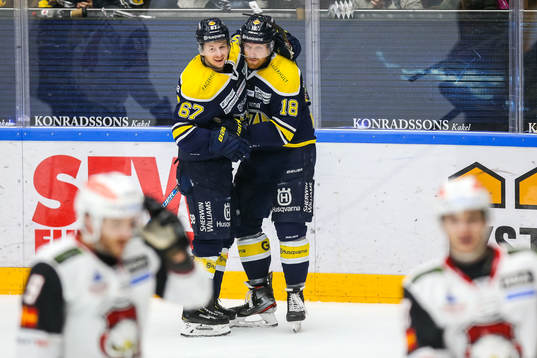 s Christoffer Törngren och Joakim Andersson jublar