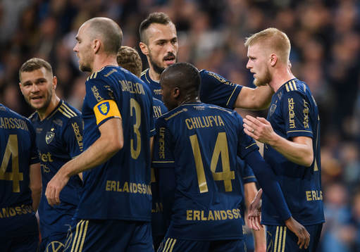 Djurgårdens Kalle Holmberg jublar med Emir Kujovic efter 3-0