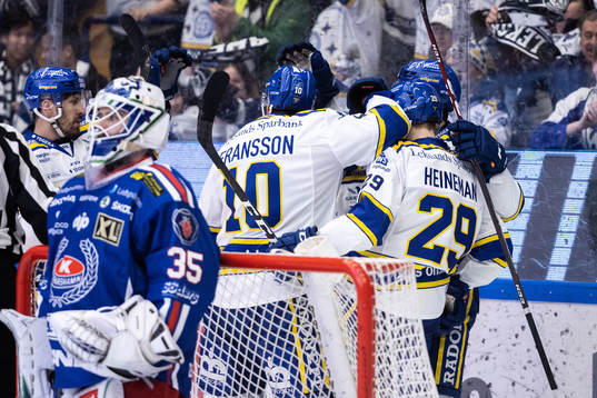 Leksands Sebastian Wännström jublar med lagkamrater