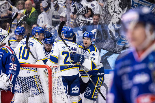 Leksands Sebastian Wännström jublar med lagkamrater