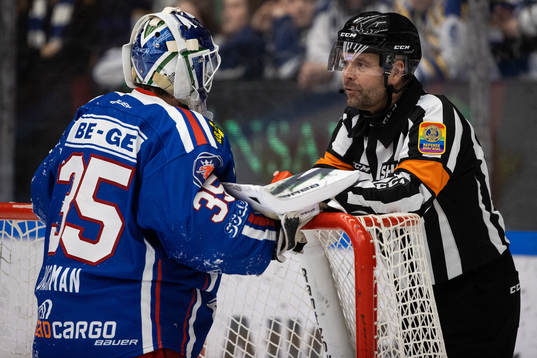 Oskarshamns målvakt Richard Bachmanoch Domare Patrik