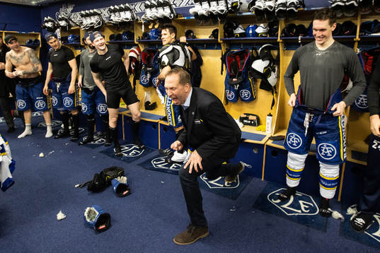 Leksands målvaktstränare Jonas Levén jublar i