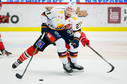 Djurgårdens Patrik Berglund och Örebros Joonas Rask