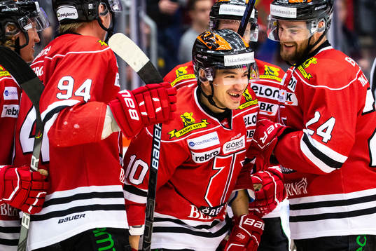 Örebros Shane Harper jublar med lagkamrater