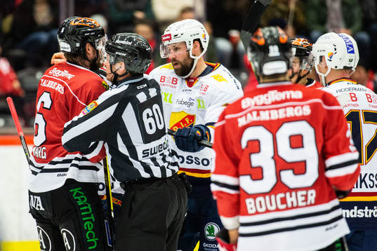 Örebros Stefan Warg och Djurgårdens Dick Axelsson i bråk