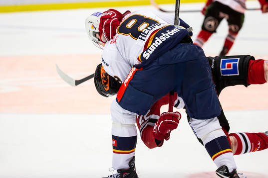 Djurgårdens Anton Hedman och Örebros Jonathan Andersson i