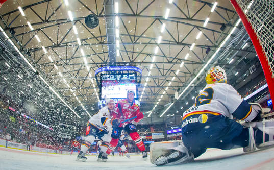 Örebros Mathias Bromé gör 5-1 på Djurgårdens målvakt