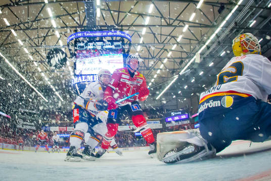 Örebros Mathias Bromé gör 5-1 på Djurgårdens målvakt