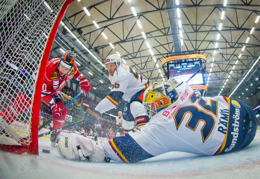 Örebros Shane Harper och Djurgårdens målvakt Karri Rämö