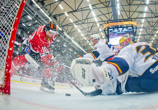 Örebros Shane Harper och Djurgårdens målvakt Karri Rämö