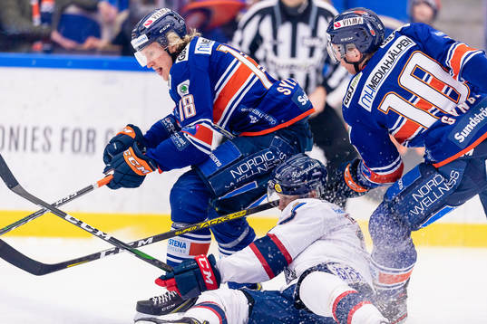 Linköpings Sebastian Karlsson faller