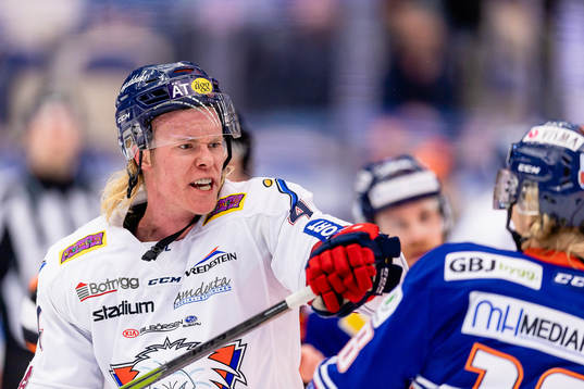 Irriterat mellan Linköpings Samuel Lofquist och Växjös