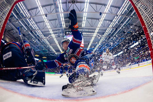 Växjös Oliver Bohm på väg in i eget mål