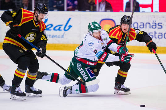 Brynäs Emil Molin och Victor Söderström i kamp om pucken