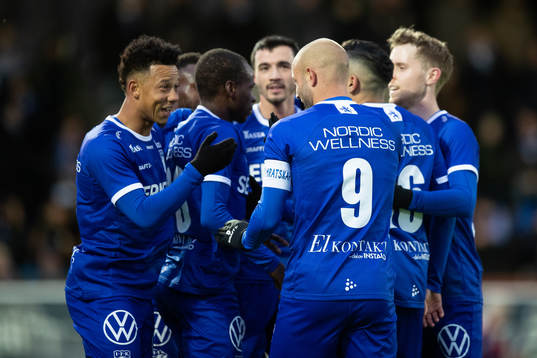 IFK Göteborgs Robin Söder jublar med lagkamrater efter 2-0