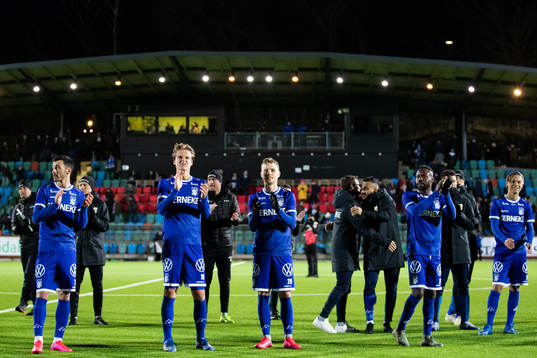 IFK Göteborgs spelare tackar publiken