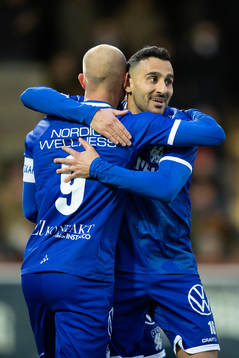 IFK Göteborgs Robin Söder jublar med Sargon Abraham efter 2-0