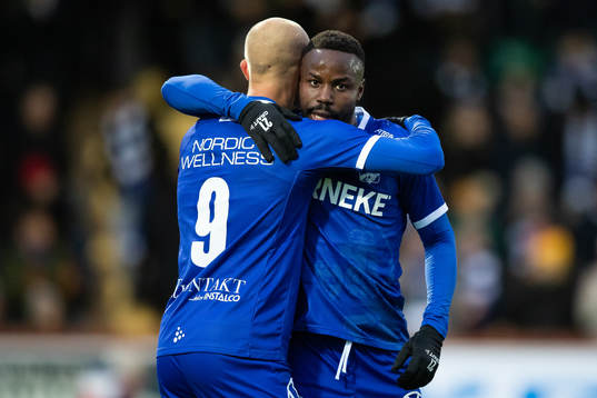 IFK Göteborgs Robin Söder jublar med Nzuzi Toko  efter 2-0
