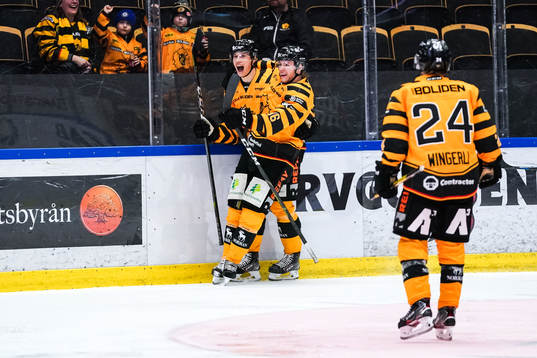 Skellefteås Robin Alvarez och Rickard Hugg jublar