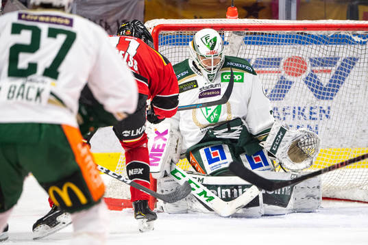 Luleås Petter Emanuelsson och Färjestads målvakt Markus